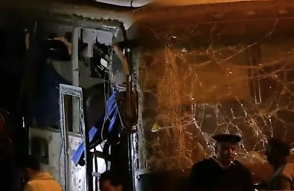 V petkovi eksploziji bombe ob turističnem avtobusu v bližini 
piramid v egiptovski Gizi so umrli štirje ljudje.