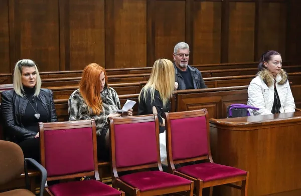 Včeraj so sodbo v imenu ljudstva poslušali Sara Berdon,  Iryna 
Uršič, Maria Fedotova, Rajko Fabjan in Olena Panasenko (z leve).  
