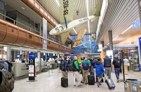 Za novega lastnika letališča Jožeta Pučnika - nemški Fraport -  je po 
ponovni strmi rasti števila potnikov investicija v nov potniški 
terminal znova aktualna.