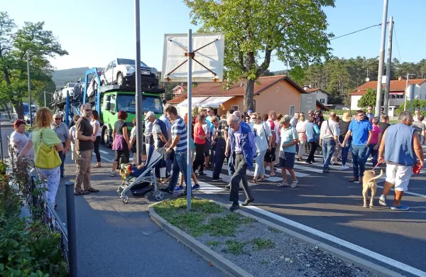 Prebivalcem Hrpelj, Materije, Obrova, Podgrada, Jelšan in drugih vasi ob cestah med Kozino in 
Starodom ter med Ribnico in Jelšanami je prekipelo:  naveličani tresenja in pokanja hiš, hrupa 
težkih tovornjakov,  čakanja in praznih obljub so šli jeseni na cesto. Z mirnim sprehajanjem  so 
opozorili državo, da tolikšnega povečevanja tranzitnega prometa te ceste ne prenesejo. 
