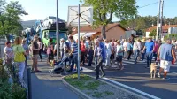 Prebivalcem Hrpelj, Materije, Obrova, Podgrada, Jelšan in drugih vasi ob cestah med Kozino in 
Starodom ter med Ribnico in Jelšanami je prekipelo:  naveličani tresenja in pokanja hiš, hrupa 
težkih tovornjakov,  čakanja in praznih obljub so šli jeseni na cesto. Z mirnim sprehajanjem  so 
opozorili državo, da tolikšnega povečevanja tranzitnega prometa te ceste ne prenesejo. 