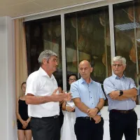 Šepuljsko pršutarno Kras, ki je zaradi slabega vodenja zabredla v težave, je tik  pred zdajci z 
nakupom rešila družba Jata Emona. Njen direktor  Stojan Hergouth (na fotografiji desno) in  Janez 
Rebec (v sredini), direktor  Pivke Perutninarstva, ki je tudi del Jate Emone, sta   ob prazniku terana 
in pršuta skupaj z direktorjem Vinakrasa Marjanom Coljo (skrajno levo) poudarila pomen domačega 
lastništva živilsko predelovalne industrije.      