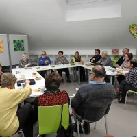 200-letnico rojstva Miroslava Vilharja so začeli  obeleževati februarja s čajanko v Pivki (na 
fotografiji), končali pa novembra  z obsežno monografijo  in gostovanjem postojnske občine na temo 
Vilharja na slovenskem knjižnem sejmu. Obletnico so vsekakor počastili poglobljeno in zgledno. V 
Sežani in Lipici  so obeležili 120. obletnico rojstva slikarja in grafika Avgusta Černigoja, v Štanjelu pa 
30-letnico Spacalove galerije.