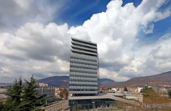 V letu 2019 naj bi v  Eda center, najvišjo in najbolj prazno stavbo v 
mestu, prišli novi najemniki.