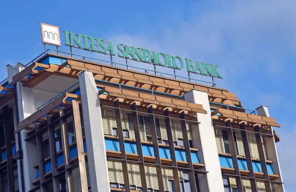 Približno 80 uslužbencev banke Intesa Sanpaolo, ki zdaj delajo v 
centralni stavbi v Kopru, bo  aprila začelo delati na novi lokaciji 
banke v Ljubljani.