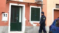 Za zelenimi vrati pritličnega stanovanja  je 46-letni moški obležal v 
mlaki krvi.