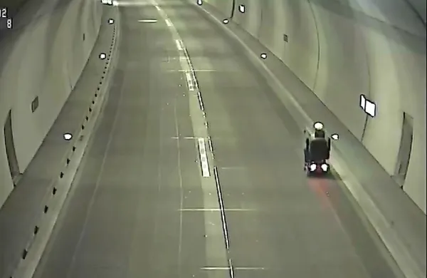 Čeprav ni invalid, se je 65-letni Izolan poleti skozi predor Markovec 
zapeljal kar na invalidskem vozičku. 