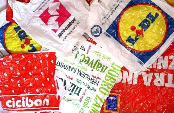 Od danes so na blagajnah trgovin v Sloveniji prepovedane 
brezplačne plastične nosilne vrečke.