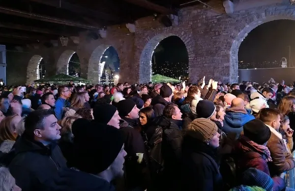 V Kopru je na prostem silvestrovalo okoli 10.000 ljudi.