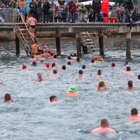 Rekorden Novoletni skok v morje s skoraj 700 &ldquo;norci&rdquo;