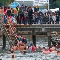 Rekorden Novoletni skok v morje s skoraj 700 &ldquo;norci&rdquo;