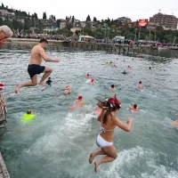 Rekorden Novoletni skok v morje s skoraj 700 &ldquo;norci&rdquo;