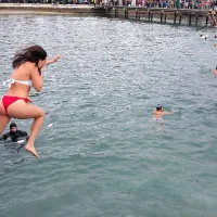 Rekorden Novoletni skok v morje s skoraj 700 &ldquo;norci&rdquo;
