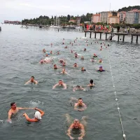 Rekorden Novoletni skok v morje s skoraj 700 &ldquo;norci&rdquo;
