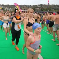 Rekorden Novoletni skok v morje s skoraj 700 &ldquo;norci&rdquo;