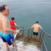 Nekaj pogumnih je v Kopru skočilo v morje
