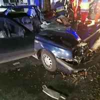 V prometni nesreči v naselju Gorjansko sta umrla dva 18-letnika, 
trije pa so se hudo poškodovali.