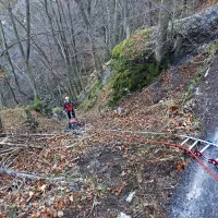 Avtomobil nesrečnega 43-letnika je je  obstal  približno  100 metrov 
pod cesto v grapi.