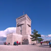Z ustanovitvijo občinskega zavoda in odprtjem kavarne ter 
uvedbo vstopnine je letos spomenik na Cerju končno zaživel. 
Skupni turistični zavod so sicer ustanovile tudi vse goriške občine 
in župani so se skupaj veselili uvrstitve Vipavske doline med 
zanimive destinacije družbe Lonely planet.  