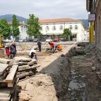 Lavričev trg v Ajdovščini naj bi postal dnevna soba mesta. 
Občinska uprava je ambiciozno pristopila k popolni prenovi 
svojega središča ter kljub mnogim pomislekom in kritikam 
vztrajala. S tem so priložnost za nove vznemirljive rimskodobne 
najdbe dobili tudi arheologi. In priložnost so izkoristili.  