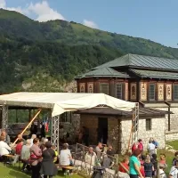 Obletnica 1. svetovne vojne je prinesla temeljit razmislek o tem 
burnem obdobju zgodovine ter na območju nekdanje Soške fronte 
tudi večji obisk. Lepo se je prijel muzej na prostem na Sabotinu. 
Cerkvica sv. Duha na Javorci nad Tolminom, ki so jo med spopadi 
gradili vojaki, pa je dobila znak evropske dediščine.    
