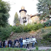 Tik preden bi šla na dražbo, so aktivisti z živo verigo obkolili Laščakovo vilo na Pristavi. Občinska 
uprava se je nato odločila, da vilo prevzame in jo obnovi z evropskimi sredstvi. Denarja in politične 
volje pa je  zmanjkalo za  obnovo remize  na območju železniške postaje. Stavbo je zasedel pohištveni 
diskont.