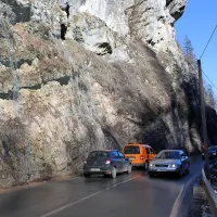 Država je zaradi urejanja brežine nad sotesko Zala  keltiko povsem 
zaprla za promet. Ob slabi komunikaciji je bilo strahu veliko. 
Hujših posledic pa k sreči ne. Državni graditelji so veliko bolje 
komunicirali na Mostu na Soči, kjer so z domačini našli rešitev, da 
znameniti most obnovijo v spoštovanju vedute in tradicije kraja. 