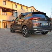 Popravki na podvozju, še nekoliko bolj všečen videz in bogata 
oprema tucsona  brez težav postavijo ob bok najbolj prestižnim 
tekmecem. 