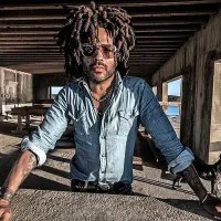 Ameriški glasbenik Lenny Kravitz bo 27. aprila, na dan upora 
okupatorju, v dvorani Stožice  začel evropsko turnejo.  