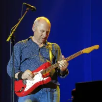  Mark Knopfler, legendarni škotski kitarist,  ki bo letos dopolnil 70 
let, se bo 29. junija po šestih letih vrnil v dvorano Stožice.    