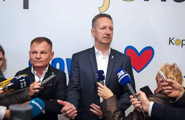 Boris Popovič, ki je koprsko občino vodil zadnjih 16 let, je v 
drugem krogu županskih volitev 2. decembra tesno izgubil proti 
Alešu Bržanu. 