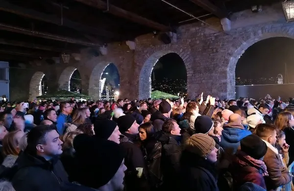 Malo po polnoči so koprski policisti prejeli obvestilo, da je v 
koprski Taverni nekdo poškodoval mlajšega moškega z Gorenjske.
