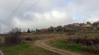 Eno od območij, kjer je načrtovanja strnjena gradnja, je tudi 
travnik na koncu Srebrničeve ulice. 