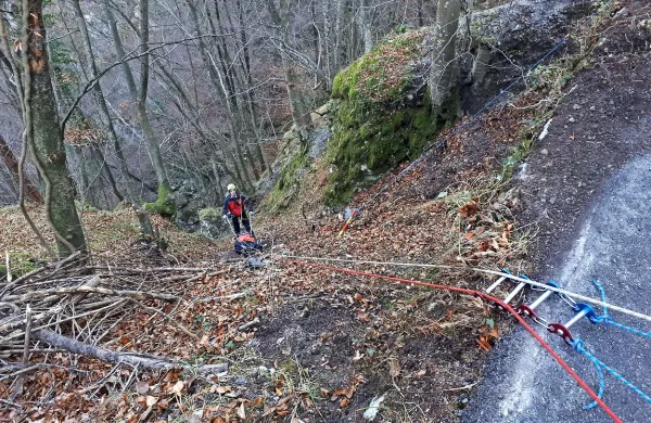 Po truplo nesrečnega domačina so morali na dno 100-metrov 
globoke hudourniške grape tolminski gorski reševalci z nosili. 