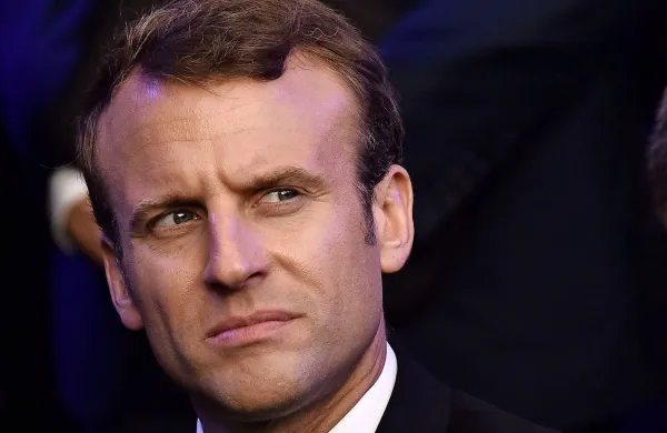 Francoski predsednik Emmanuel Macron je krizo skušal umiriti z 
10 milijard evrov vrednim paketom ukrepov, namenjenih 
olajšanju življenja upokojencev in slabo plačanih delavcev, a to 
protestov ni ustavilo.