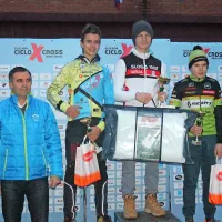 Med dečki sta vse slovenske vrstnike prehitela Primorca  Marcel 
Gladek (levo na odru) in zmagovalec pokala Marcel Skok.  