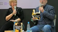 Roddy Doyle in njegova slovenska prevajalka Tina Mahkota sta se pred dobrim mesecem 
pogovarjala na slovenskem knjižnem sejmu v Cankarjevem domu v Ljubljani.  