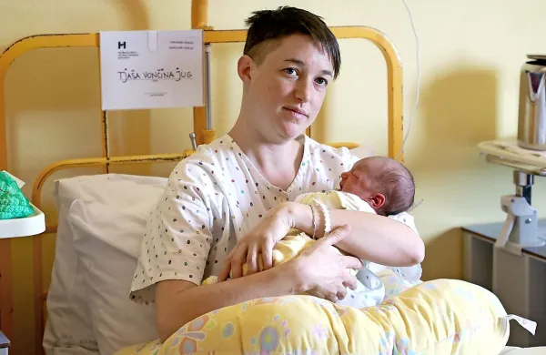 Tjaša Vončina Jug  s sinom Lianom, prvorojencem šempetrske 
porodnišnice v letu 2019. 