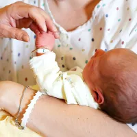 Malemu korenjaku so danes podarili zlato zapestnico z vgravirano 
številko 1.