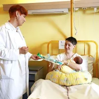 Ginekologinja Barbara Venier je Lianu v imenu porodnišnice 
podarila zlato zapestnico. 