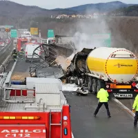 Na pustni torek je pred cestninsko postajo Dane  v goreči cisterni 
umrl hrvaški voznik.