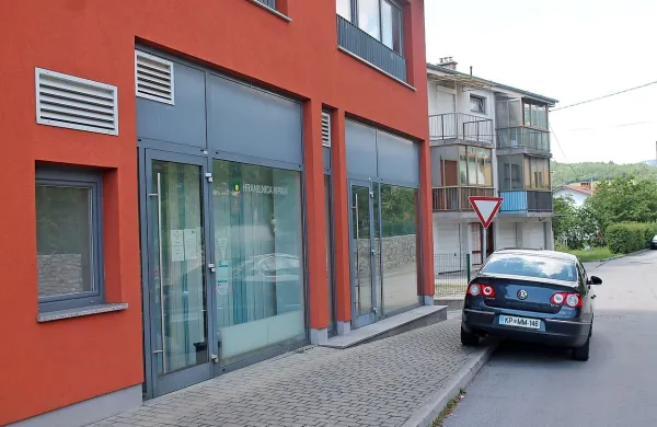 Nedaleč od dornberškega poslovnega centra sta se v torek okoli 
13.20 sprla moška stara  34  in  41 let.