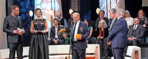 Igor Komel in Vasja Klavora (desno) sta lani izročila zlato jabolko legendarnemu primorskemu pilotu Benjaminu Ličerju Benđu.