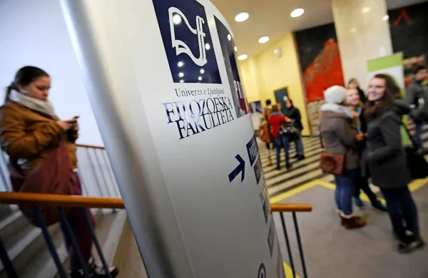 Kriminalisti na Filozofski fakulteti vodijo predkazenski postopek 
zaradi   suma storitve kaznivih dejanj zlorabe uradnega položaja ali 
uradnih pravic. 
