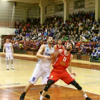Pod košem sta se borila domači center Robi Hreščak in gostujoči  
krilni center Matija Trampuš.

