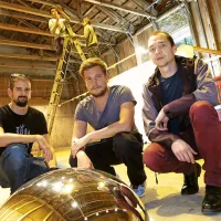 Mladi ustvarjalci iz Kopra in Izole (z leve) Gašper Milkovič Biloslav, Marko Vivoda in Mitja Cerkvenik 
so oktobra 2015  v portoroškem Monfortu družno predstavili zvočno-svetlobno instalacijo  
SOUNDLIGHTER 2.0. 