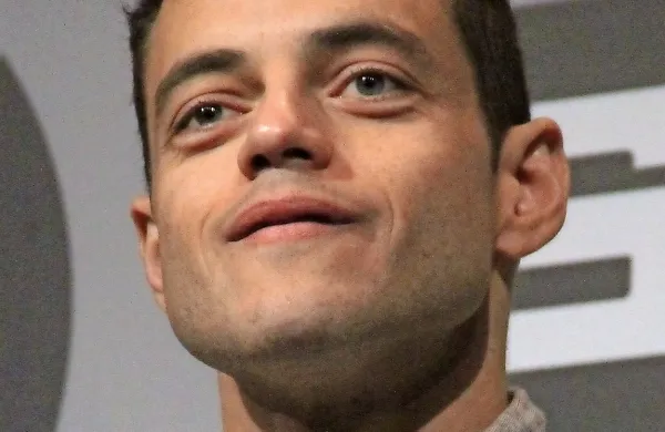  Rami Malek je osvojil zlati globus za film Bohemian Rhapsody o 
Freddyju Mercuryju, pevcu skupine Queen. 