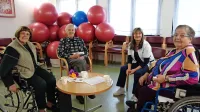 Sonja Pavlin, Zmago Twrdy in Lidija Makuc se v domu odlično  počutijo in  ne morejo prehvaliti osebja 
na čelu z delovno terapevtko Mojco Jejčič (druga z desne).