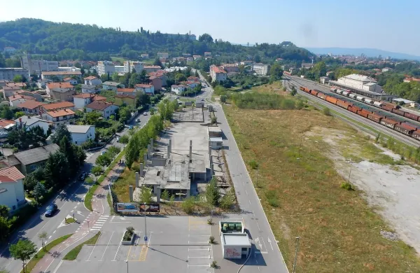 Veliko zemljišče tik ob meji bo kmalu znova na dražbi. 