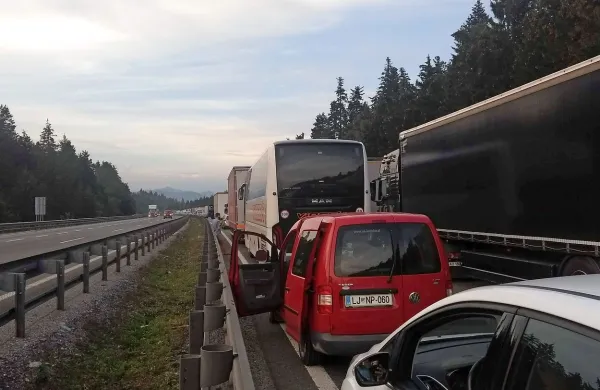 Vozniki, ki obtičijo v zastojih na avtocestah, vsaj v času, ko jih to 
doleti, niso najbolj zadovoljni.